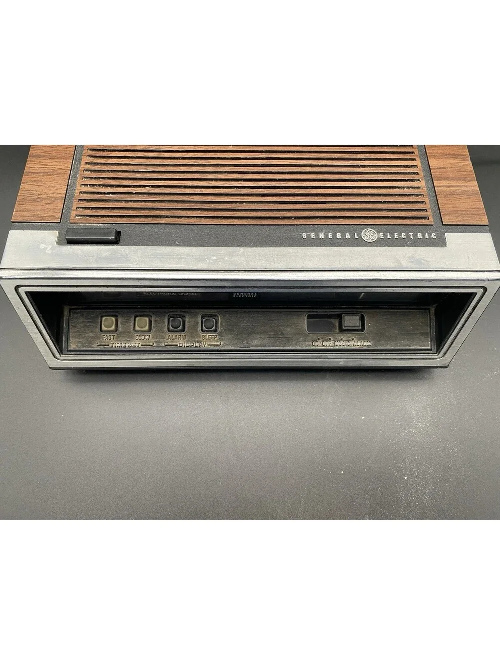 GE Walnut Grain Finish Alarm Clock Radio Model #7-4650K - Tested